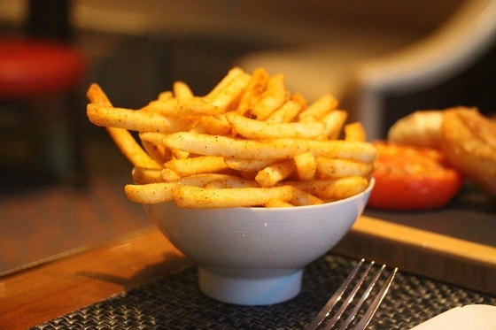 Linha de processamento de batatas fritas equipada com tanque de óleo e acessório extra de óleo para produção