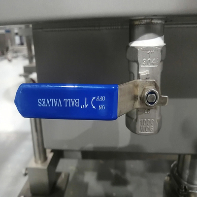 Linha de máquinas de moldagem e bateria de processamento térmico para fabricação de moinhos de carne